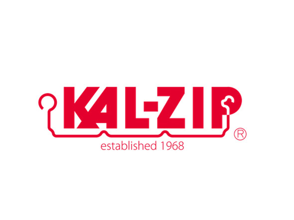 Die Kombination aus zwei alten Logos zeigt den Querschnitt des ursprünglichen Standardprofils, darüber die historisch korrekte Schreibweise des Produktes KAL-ZIP. Foto: © Kalzip GmbH