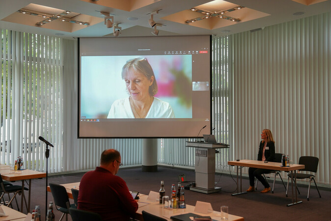 Begrüßung durch Institutsleiterin Prof. Dr. Birgit Ester. Foto: © Robert Lüdenbach