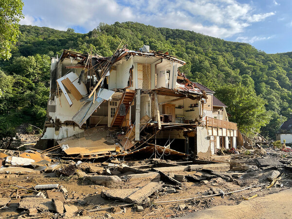 Dokument der Naturgewalt: Die Flutkatastrophe verwandelte die Pension Kleinod in eine komplette Ruine. Foto: © Jörg Diester