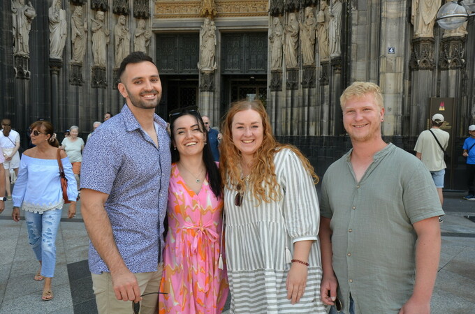 Aaron, Qendresa, Luisa und Mark vor der Dom-Besichtigung. Foto: © Verena S. Ulbrich