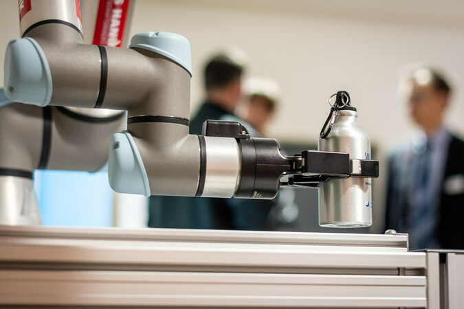 Kollaborative Roboter können mit verschiedenen Werkzeugen – wie hier einem Greifer – bestückt werden. Foto: © Handwerkskammer Dresden