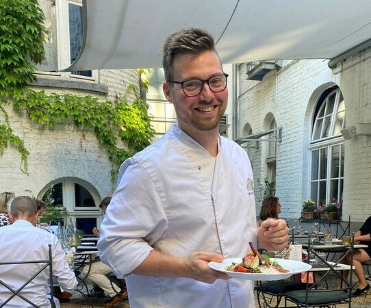 Andre Mazanke, Küchenchef des Augustin, beim Servieren der Köstlichkeiten. Foto: © Verena S. Ulbrich
