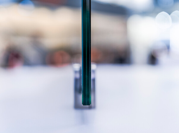 Die beiden Scheiben des Vakuum-Isolierglases Fineo sind durch eine 0,1 Millimeter dünne Vakuumschicht voneinander getrennt. Die Gesamtdicke des Glases ist im Standardaufbau mit 2 x 4 Millimeter dicken Gläsern dünner als ein Zentimeter und bietet dennoch eine Wärmedämmung (Ug-Wert) von 0,4, bis 0;7 W/m2K. Foto: © AGC Glass Europe