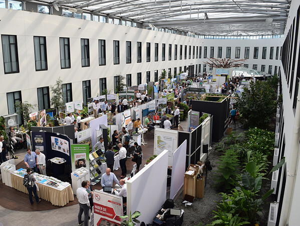 Die begleitende Fachausstellung beim Weltkongress Gebäudegrün mit Messecharakter. Foto: © Bundesverband GebäudeGrün