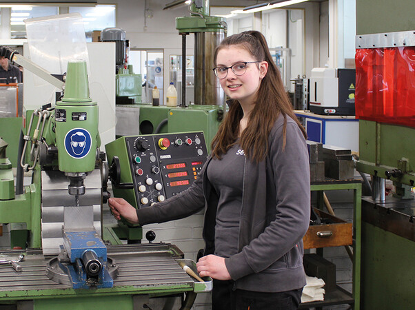 Die angehende Werkzeugmacherin Janina Honselmann fühlt sich im Unternehmen sehr wohl. Foto: © Selve
