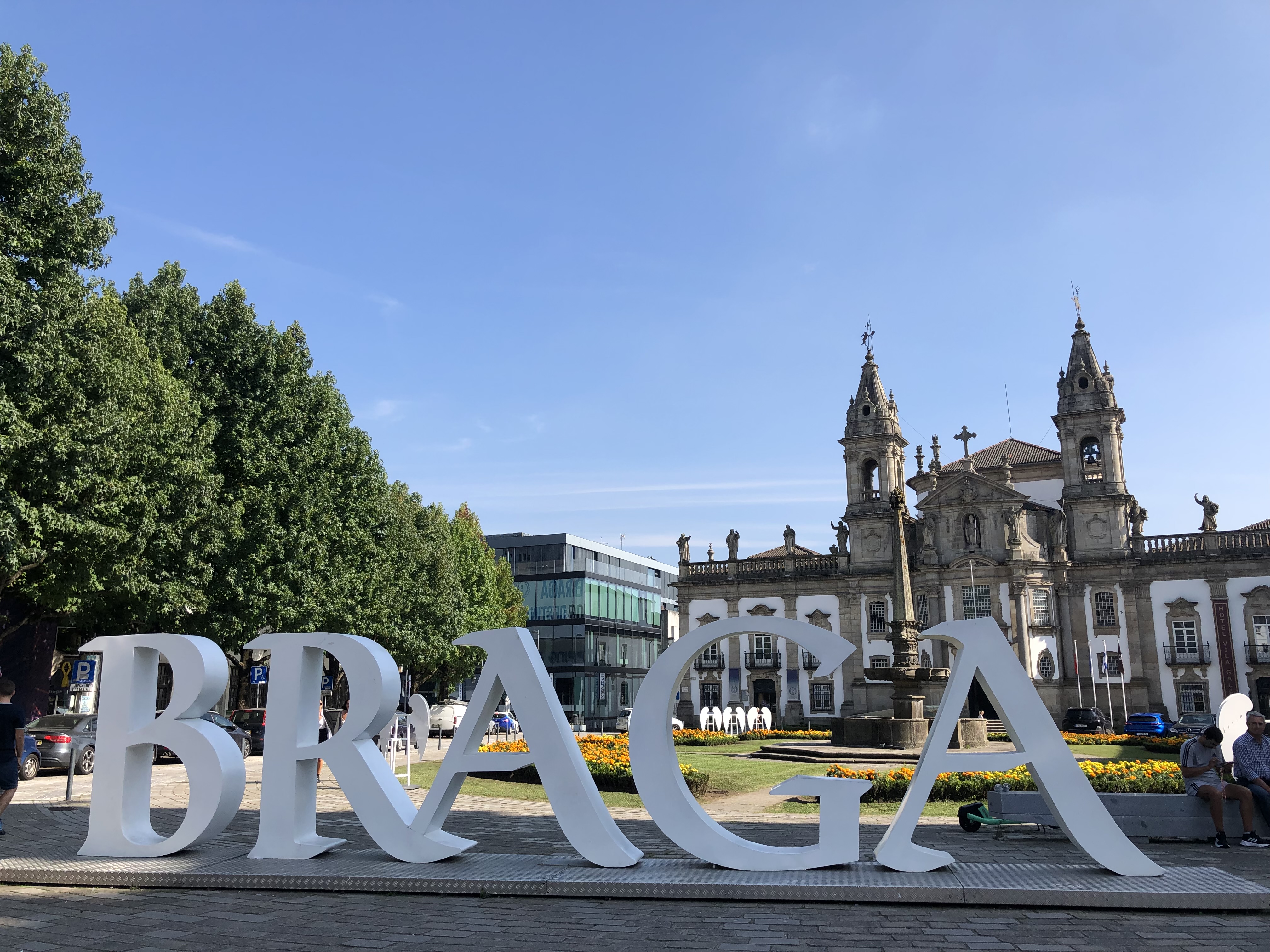 Der Largo Carlos Amarante ist ein guter Startpunkt für eine Entdeckungstour durch Braga. Direkt hinter dem Braga Schriftzug ist das Vila Galé Collection Braga zu sehen. Foto: © DHB