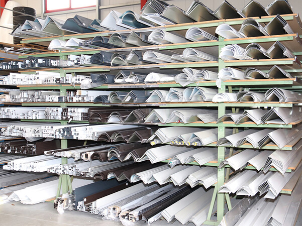 Vorbau-Elemente zählen zum Produktsortiment von Heydebreck. Um die Lieferzeiten kurz zu halten, ist das Aluminiumlager des Unternehmens stets gut gefüllt. Foto: © Vössing