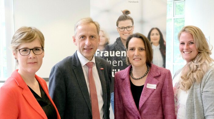 (v. l.): Abteilungsleiterin Claudia Schulte, Kammer-Hauptgeschäftsführer Dr. Axel Fuhrmann, Vorstandsmitglied Sandra Gronemeier und Janine Kirchmair, KISO Hairlounge, Willich. Foto: © HWK Düsseldorf / W. Meyer (v. l.): Abteilungsleiterin Claudia Schulte, Kammer-Hauptgeschäftsführer Dr. Axel Fuhrmann, Vorstandsmitglied Sandra Gronemeier und Janine Kirchmair, KISO Hairlounge, Willich. Foto: © HWK Düsseldorf / W. Meyer