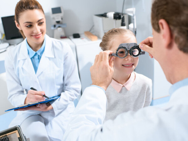 Augenoptiker zählen zum Gesundheitsgewerbe. Foto: © lightfieldstudios/123RF.com