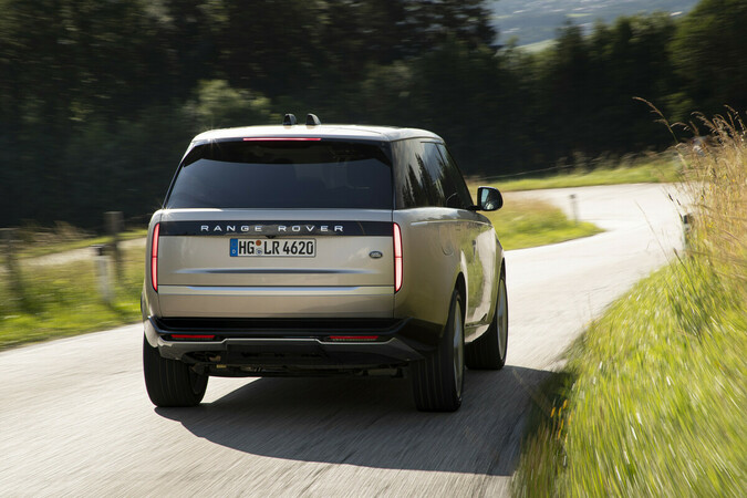 Dank serienmäßiger Allradlenkung fährt sich der Range recht handlich. Foto: © Land Rover