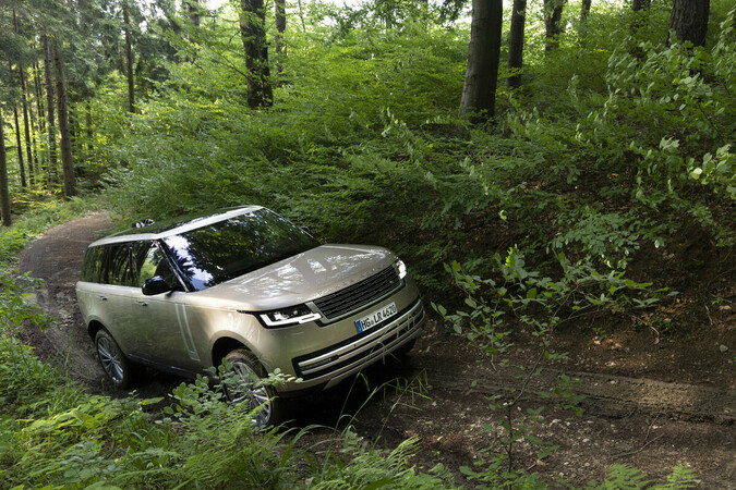 Der Range Rover macht auch in umwegigem Gelände eine gute Figur. Foto: © Land Rover