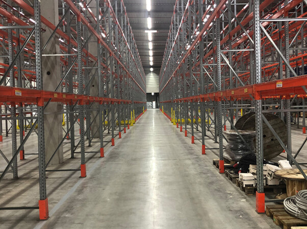 Die im Aufbau befindlichen Hochregale vermittelten den Hella-Besuchern einen ersten Eindruck von den 130 Meter tiefen Produktions- und Lagerhallen, die zuvor von Ikea als Vertriebsstandort genutzt wurden. Foto: © Hella