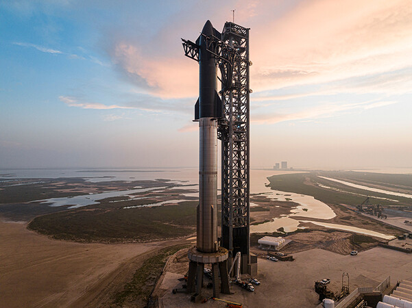 In naher Zukunft wird die Nachfrage nach vertikalen Beförderungslösungen in extraterrestrischen Umgebungen – wie dem Mond, dem Mars und Weltraumhotels – sprunghaft ansteigen. Foto: © SpaceX/flickr