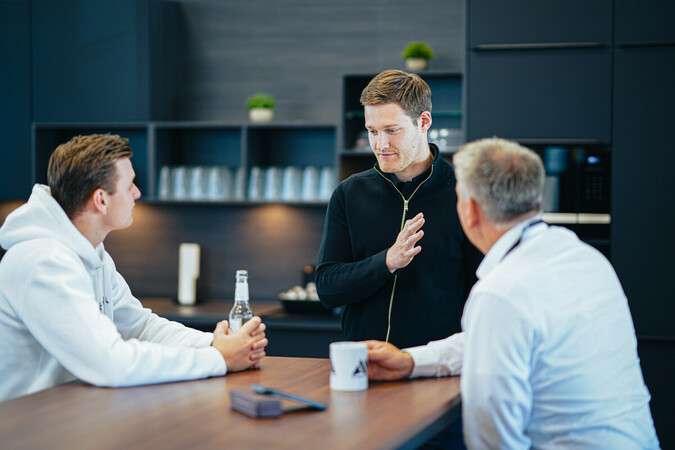 Alexander Thieme (Mitte) hat gemeinsam mit Marvin Flenche die A&M-Beratung gegründet. Foto: © A&M Sales Solutions GmbH