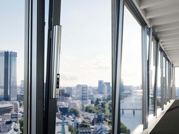Der Fensterantrieb F 1200+ sorgt für frische Luft und steigert die Energieeffizienz des gesamten Gebäudes. Foto: © Geze GmbH