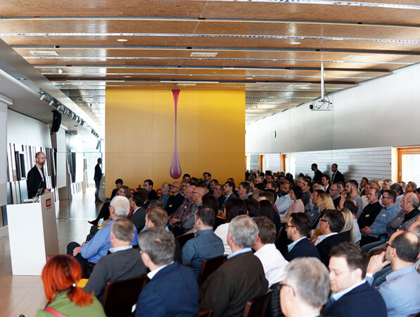 Die Teilnehmer erwarteten interessante Fachvorträge, unter anderem von Keynote-Speaker Frank Eilers. Foto: © Adler