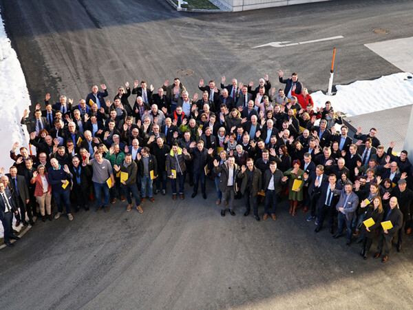 Mehr als 120 Fensterhersteller aus dem gesamten deutschsprachigen Raum folgten der Einladung an den Adler Stammsitz in Schwaz. Foto: © Adler