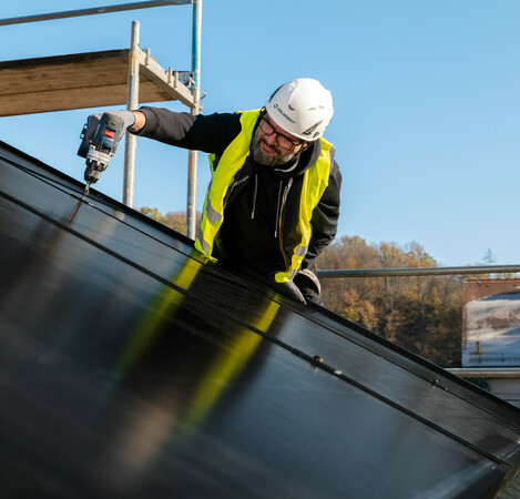 Installation von Photovoltaikanlagen auf einem Dach Foto: © Solarwatt