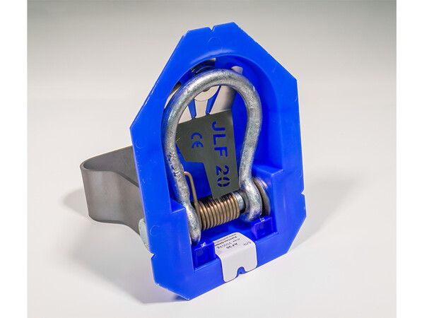 Mit der innovativen Auslöseplatte klappt auf Druck der deckenbündig gelagerte Stahlschäkel aus. Foto: © PohlCon Mit der innovativen Auslöseplatte klappt auf Druck der deckenbündig gelagerte Stahlschäkel aus. Foto: © PohlCon