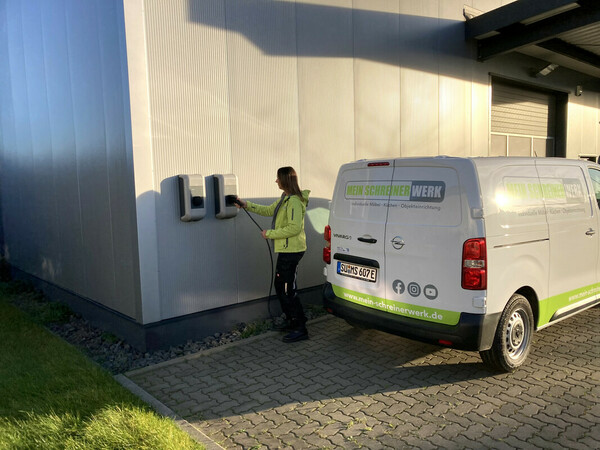 Ein E-Nutzfahrzeug aus der Flotte an den eigenen Wallboxen. Foto: © Mein Schreinerwerk Ein E-Nutzfahrzeug aus der Flotte an den eigenen Wallboxen. Foto: © Mein Schreinerwerk