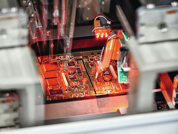Selbst die elektronischen Bauteile werden im eigenen Werk entwickelt und produziert. Foto: © Warema