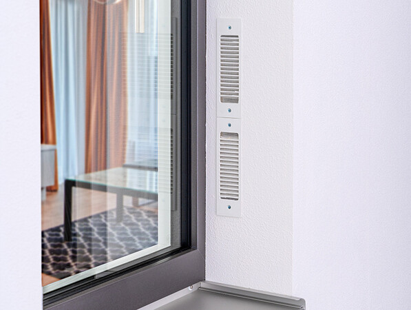 Integrierte Lüftungssysteme am Fenster ermöglichen automatisiertes Lüften mit Wärmerückgewinnung bei geschlossenem Fenster. Foto: © Gealan