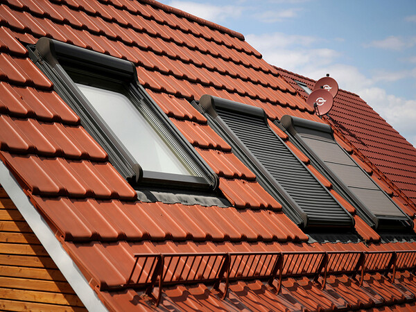 Die Außenmarkise (r.) eignet sich zum Beispiel für Wohn- und Arbeitsräume, in denen blendfreies Tageslicht gewünscht ist, Hitze aber ferngehalten werden soll. Foto: © Roto