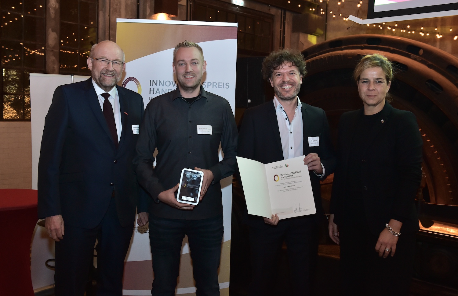 Preisträger in der Kategorie B, Zauberzeug GmbH aus Havixbeck mit WHKT-Präsident Berthold Schröder (l.) und Wirtschaftsministerin Mona Neubaur (r.). Foto: © WHKT/RG