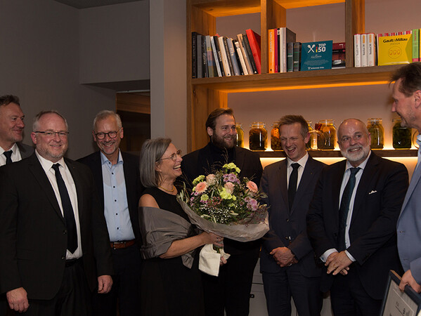 Umringt von ihrem Team nahm Adler Geschäftsführerin Andrea Berghofer freudestrahlend die Auszeichnung entgegen. Foto: © Bauelemente Bau / Stephan Engert