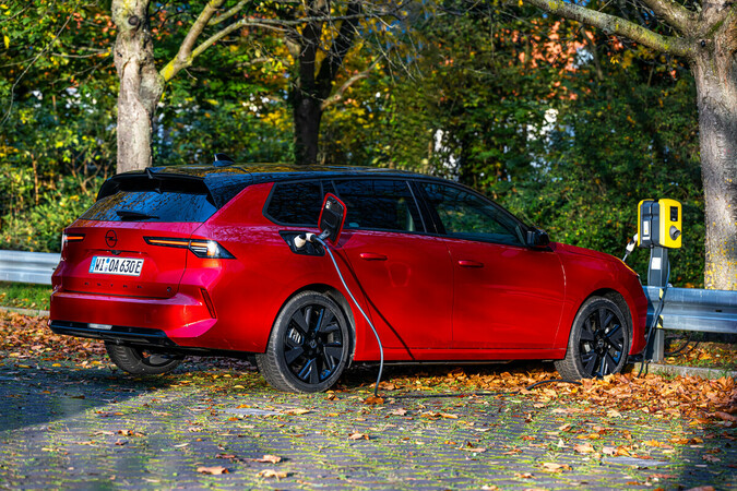 30 Minuten dauert es an einer 100-kW-Schnellladefunktion, bis die Batterie auf 80 Prozent ist. Foto: © Opel