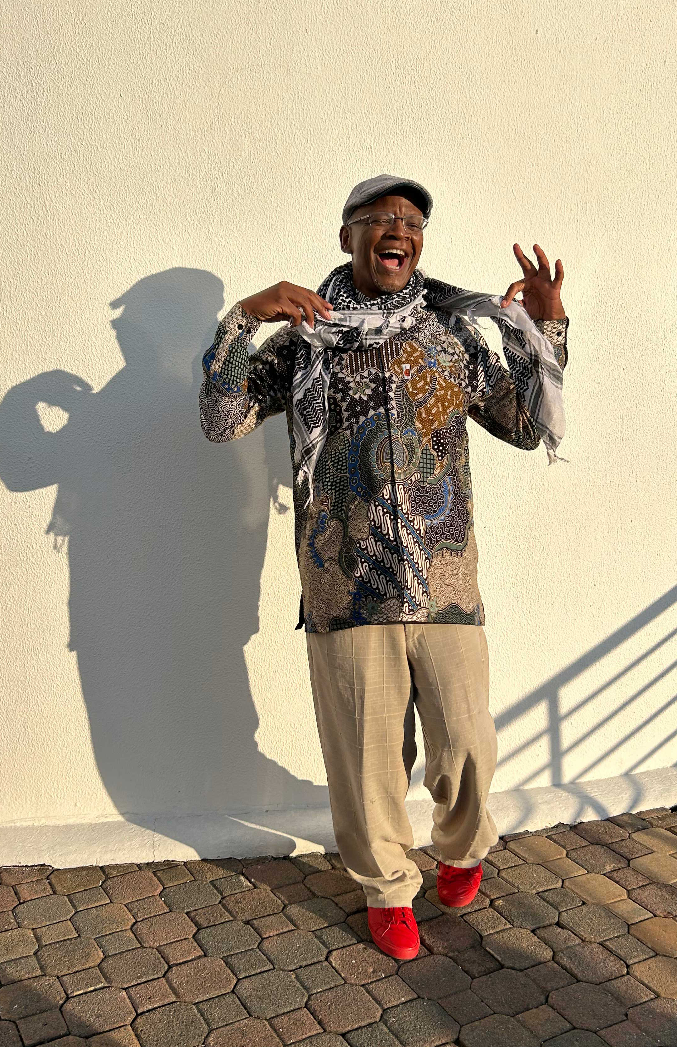 Begegnung mit einem sehr besonderer Menschen: Der Maßschneider Sonwabile Ndamase fertigte für Nelson Mandela das Madiba-Hemd. Foto: © DHB