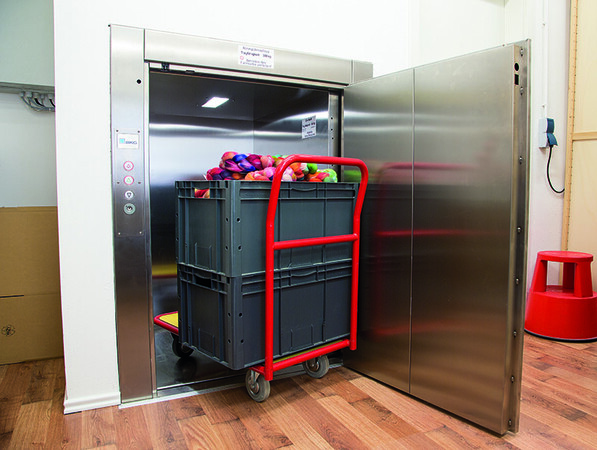 Small goods elevators such as the Service Line Base D from Bunse-Aufzüge or wheelchair lifts such as the MB850 Duo from Liftwerk (right side) fall under the regulations of the Machinery Regulation. Photo: © Bunse-Aufzüge