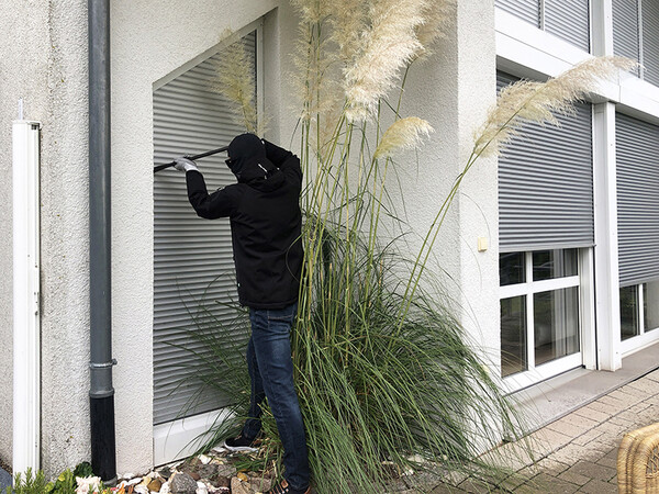 In Einfamilienhäuser dringen Einbrecher in knapp der Hälfte der Fälle durch die Terrassentür ein. Foto: © Schanz Rollladensysteme