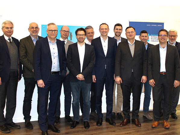 Der FVSB-Vorstand mit seinen scheidenden Mitgliedern (v.l.): Richard Rackl (Fa. CES), Matthias Kohl (BMH), Michael Muhl (Simonswerk), Volker Kirchberg (Deni/OGRO), Andreas Fuhr (Fuhr), Michael Hensel (dormakaba Holding), Dr. Frank Völker (CES), Robert Schlieper (Wilka), Vorstandsvorsitzender Karl Kristian Woelm (Woelm), Martin Graé (Roto), Torsten Stolte (dormakaba Deutschland) und Wolf Hoppe (Hoppe). Foto: © FVSB