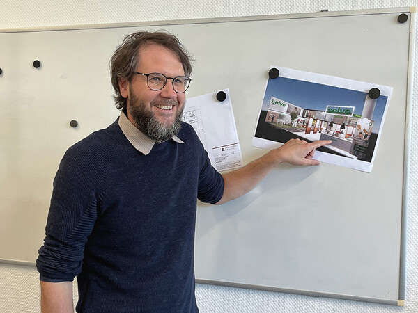 Marketingleiter Alexander Vogt zeigt das neue Standlayout: Das Konzept verbindet urbane Architektur mit Nachhaltigkeit. Foto: © Selve