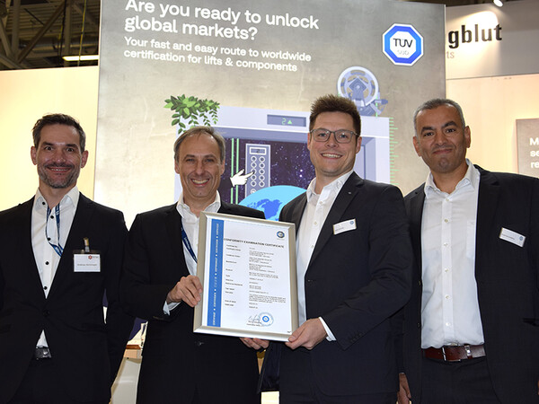 The official presentation of the TÜV certificate took place at interlift 2023. Andreas Kornmeyer (left) and Yves Weinberger (2nd from left) accepted the certificate from Jonas Conrady (2nd from right) and Chadi Noureddine from TÜV Süd Industrie Service on behalf of Aritec New Materials AG. Photo: © LIFTjournal / Bernd Lorenz