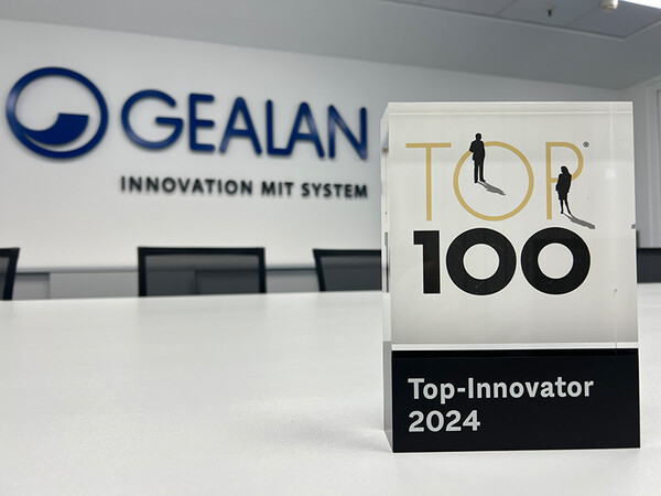 Die TOP 100-Trophäe erstrahlt am Gealan-Firmenhauptsitz in Oberkotzau. Foto: © Gealan