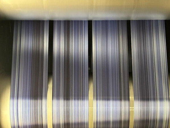 Zur Herstellung des Schussfadens werden Fasern genutzt, die bei einer Farbumstellung von Gewebefasern als farbvermischte Fasern dem Produktionsprozess entnommen werden. Foto: © Sattler Sun-Tex GmbH