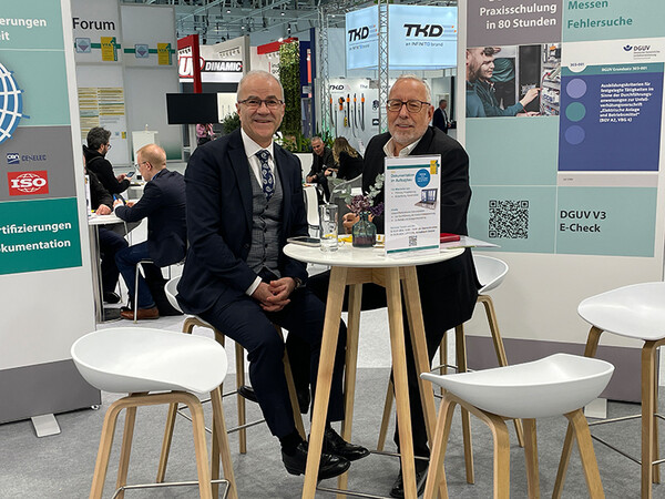 Wolfgang Adldinger auf der interlift: 2023 im Gespräch mit Riza Latif (Fupalift). Foto: © LIFTjournal / Ulrike Lotze Wolfgang Adldinger auf der interlift: 2023 im Gespräch mit Riza Latif (Fupalift). Foto: © LIFTjournal / Ulrike Lotze