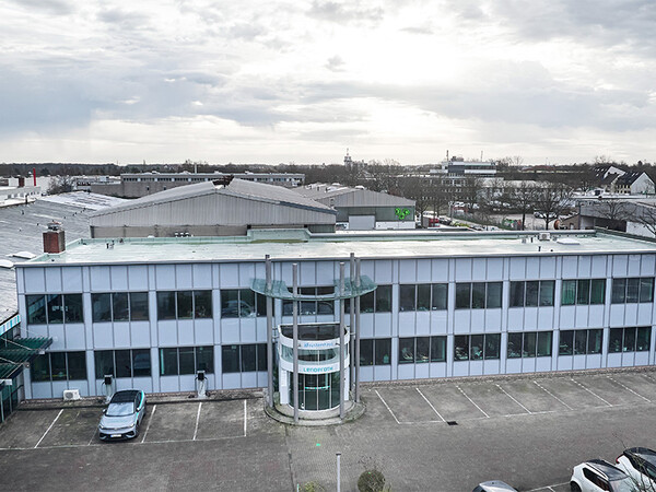 Das Unternehmensgebäude des Bremer Metallbauunternehmens Lenderoth mit seiner revitalisierten Fassade. Foto: © Wicona / Lenderoth