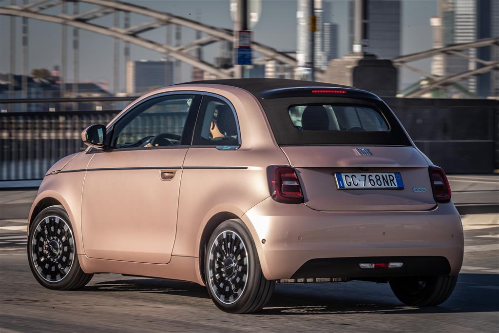 Drei Karosserievarianten und zwei Batteriegrößen stehen für den Italiener zur Wahl. Foto: © Fiat Drei Karosserievarianten und zwei Batteriegrößen stehen für den Italiener zur Wahl. Foto: © Fiat