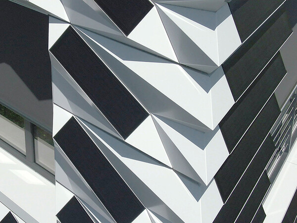 Die Fassadenverkleidungen aus der Aluminiumverbundplatte Alucobond von 3A Composites wurden auf Basis von Berechnungen so geformt, dass die PV-Zellen hohen Ertrag bringen. Auf der Westseite wurden sie verklebt. Foto: © Timo Schmidt