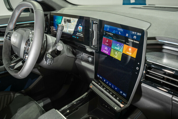 Ein modernes Multimedia und ansprechende Materialien kennzeichnen das Cockpit. Foto: © Renault