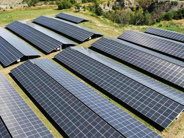 Mit dem weiteren Ausbau der Photovoltaik-Anlagen wie hier in Nienburg sowie in Wipperfürth werden ab Mitte 2024 jährlich über 4.400.000 Kilowattstunden Strom erzeugt. Foto: © Exte
