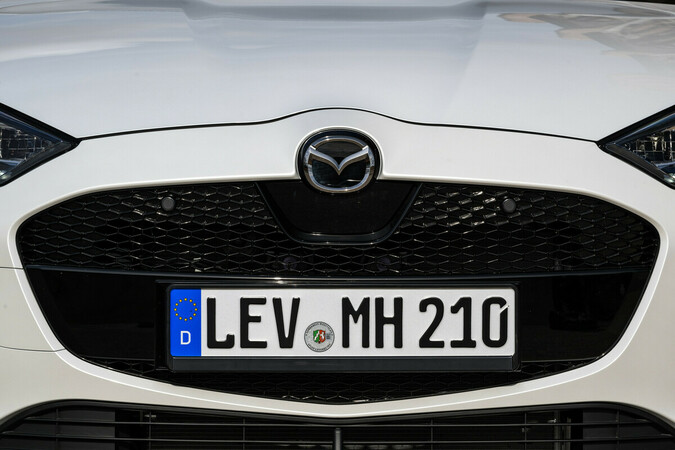 Komplett neu: die Front des Mazda2 Hybrid Foto: © Mazda