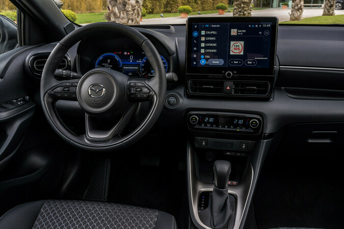 Das neue Armaturenbrett des Mazda2 Hybrid. Foto: © Mazda