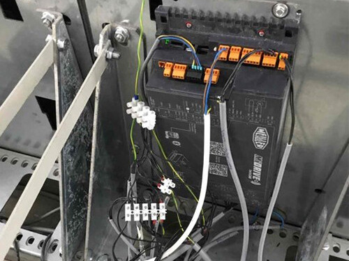 Negativbeispiel, unzulässige Verdrahtung OHNE Easy Installation Kit. Foto: © Meiller Aufzugtüren Negativbeispiel, unzulässige Verdrahtung OHNE Easy Installation Kit. Foto: © Meiller Aufzugtüren