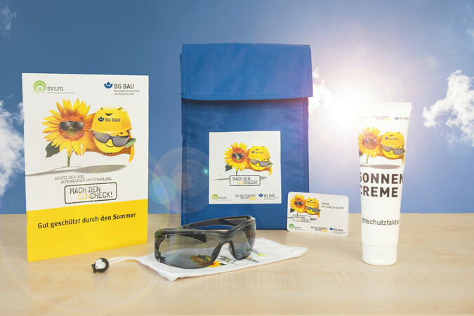 Das kostenlose UV-Schutzpaket der BG BAU für Mitgliedsunternehmen beinhaltet eine Kühltasche, eine UV-Schutzbrille, wasserfeste UV-Schutzcreme sowie weitere Informationsmaterialien. Foto: © Jan-Peter Schulz - BG BAU