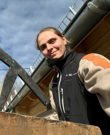 Die junge Dachdeckerin Janina Müller arbeitet in Härtlingen und möchte gern Botschafterin des Handwerks werden, Deshalb kandidiert sie im aktuellen Wettbewerb als Miss Handwerk 2025. Foto: © privat