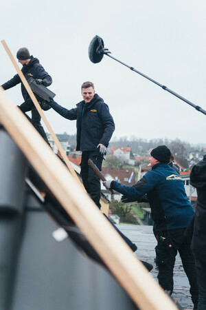 In der ersten Episode zeigt sich Dave als tatkräftige Unterstützung beim Dachdeckerbetrieb Dächer von Hunold GmbH. Foto: © Ford-Werke GmbH